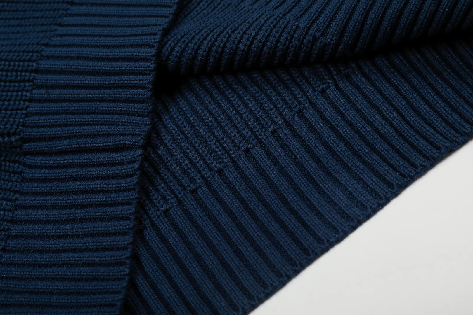 P220 Top quality" Style number: DS812# (not off the shelves all year round) [Ralph Lauren round neck piqué knitted sweater with war horse embroidery on the front and back] ✅Ralph Lauren classic basic versatile round neck pullover sweater for men and women ✅Main supply platform live broadcast Wholesale entity Replenish if out of stock Not removed from the shelves ✅ZP quality 1:1 version Scan the code to enter the GF website Counter quality ✅Detailed quality The only one in Guangzhou Imported quality cotton yarn Mainly high-end, cost-effective, good quality needless to say ✅The version is restored to the original order, the maximum size can be worn up to 200 pounds, loose, comfortable and stress-free ✅The upper body is simple and easy to match, ootd must-have style, good-looking clothes are never picky, a must-have item in the wardrobe is recommended. Size: S-XL Color: White, gray, khaki, navy blue, brown, burgundy, black with white label, black with red label